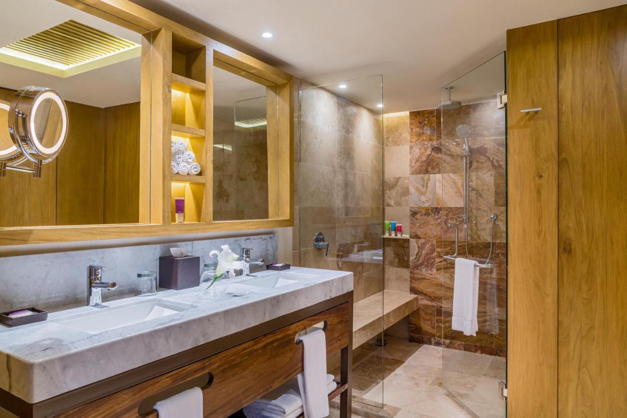 Club Suite with Ocean View - Swim Up