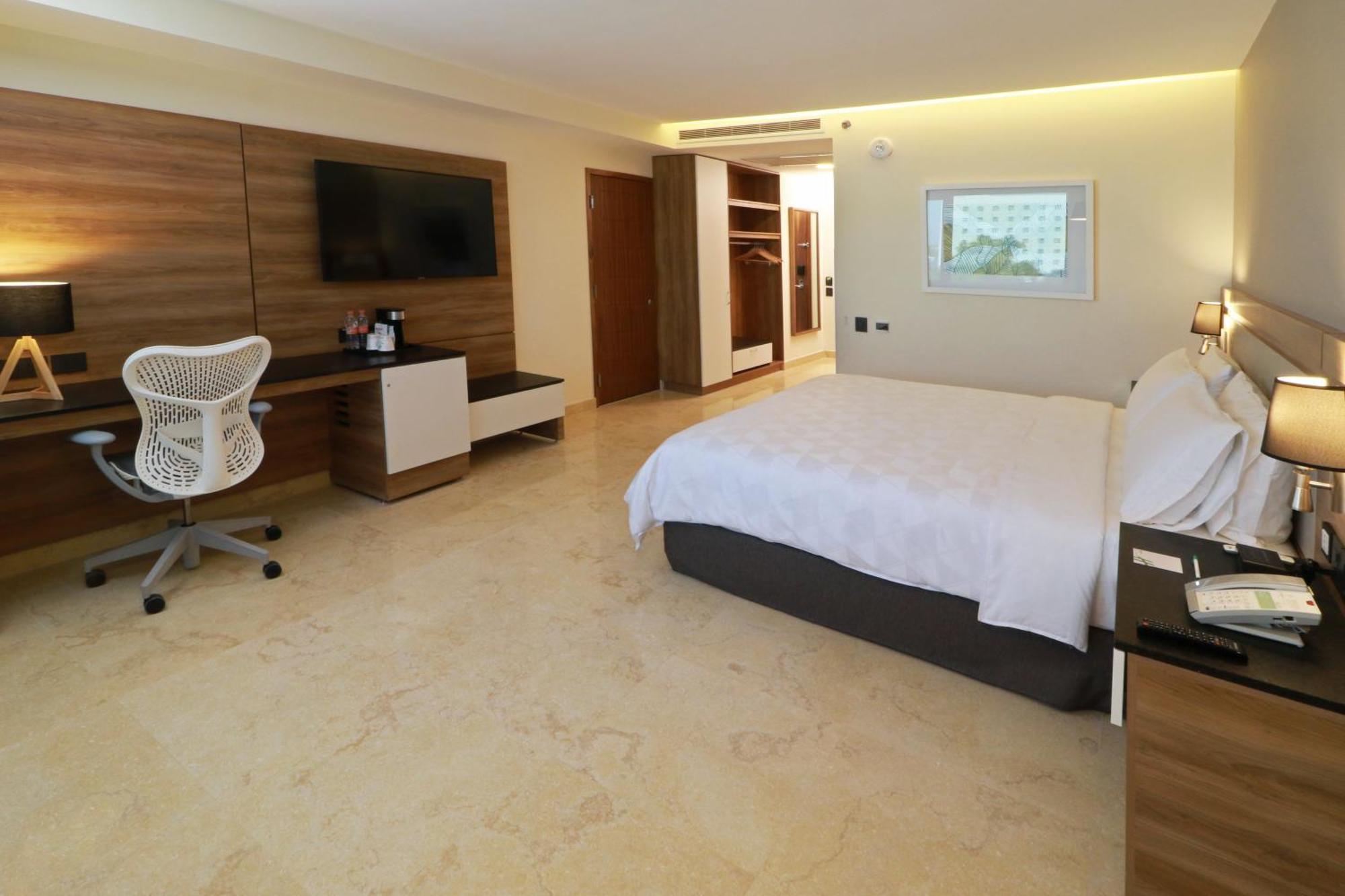 Standard King Room Accessible